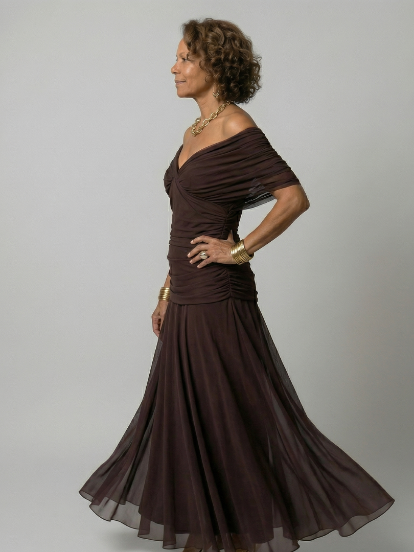 Klejn | Vestido hasta la mitad de la pantorrilla con un hombro descubierto