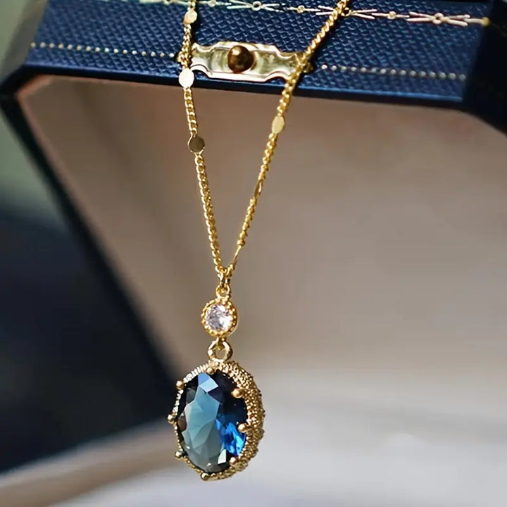 Златен necklace с сапфирено син камък