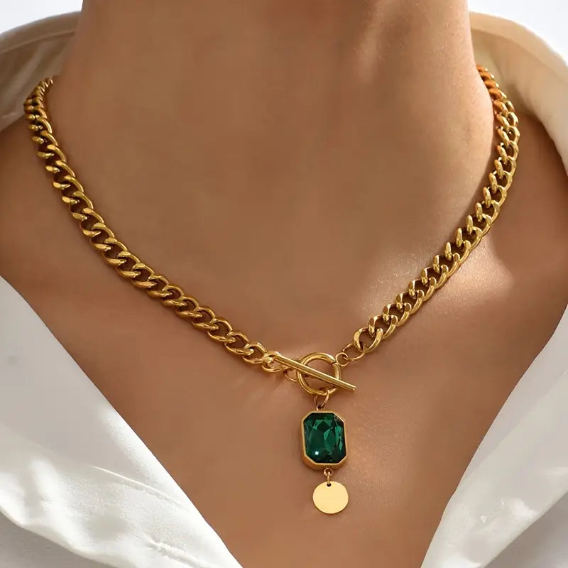 Златен масивен верижен necklace с висулка от смарагд
