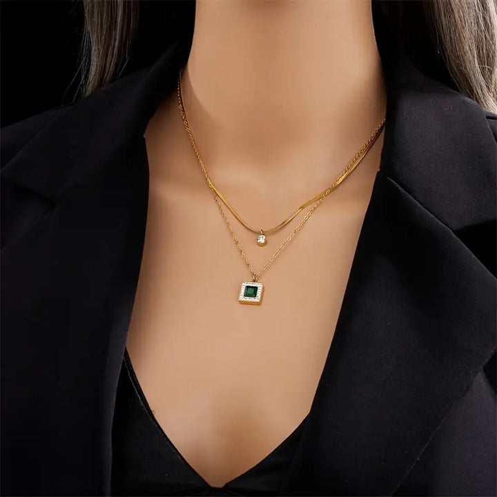 Двуслоен златен necklace с изумруден квадрат и халó