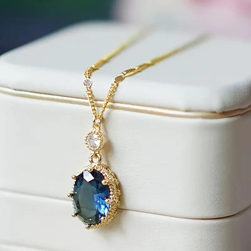 Златен necklace с сапфирено син камък