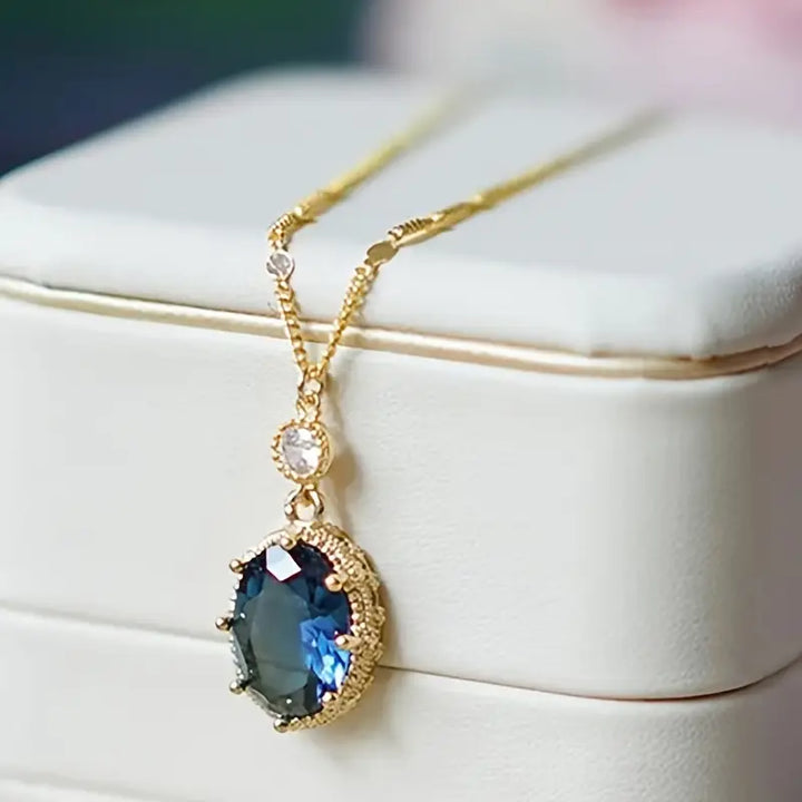 Златен necklace с сапфирено син камък