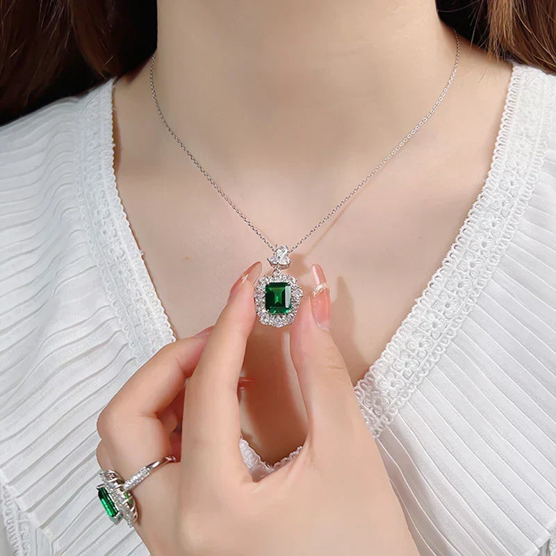 Кралски сребърен necklace с висулка от смарагдов кристал и хало
